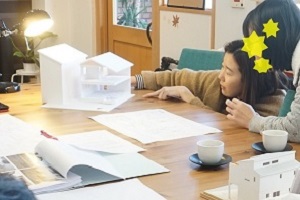模型を使って照明実験中